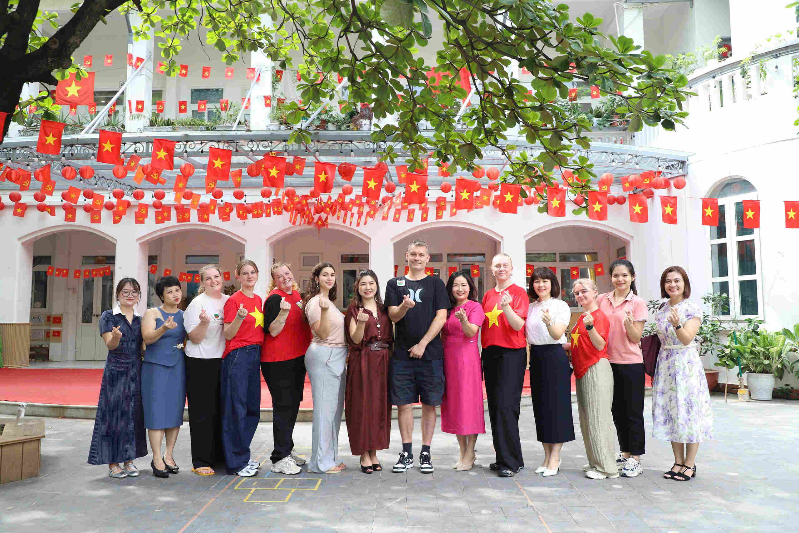 HOẠT ĐỘNG NGOÀI TRỜI CÙNG SINH VIÊN ĐAN MẠCH ?