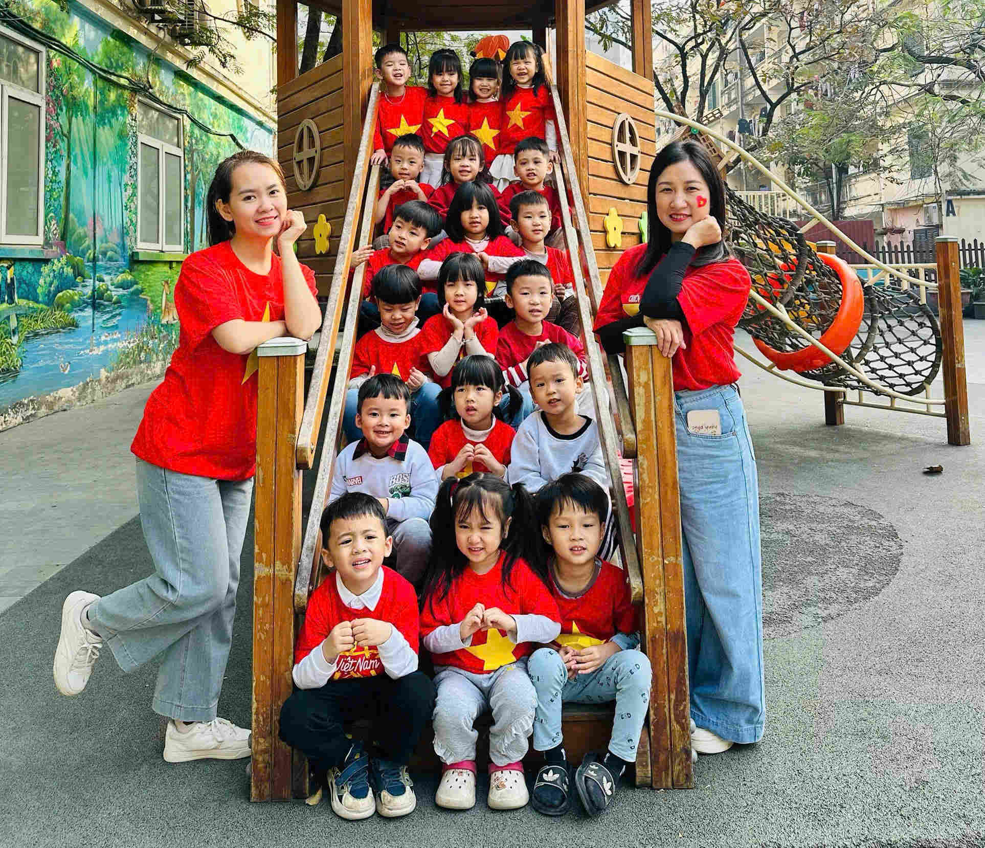 HÒA CÙNG NIỀM VUI CHIẾN THẮNG – HOA THỦY TIÊN RỰC SẮC ĐỎ