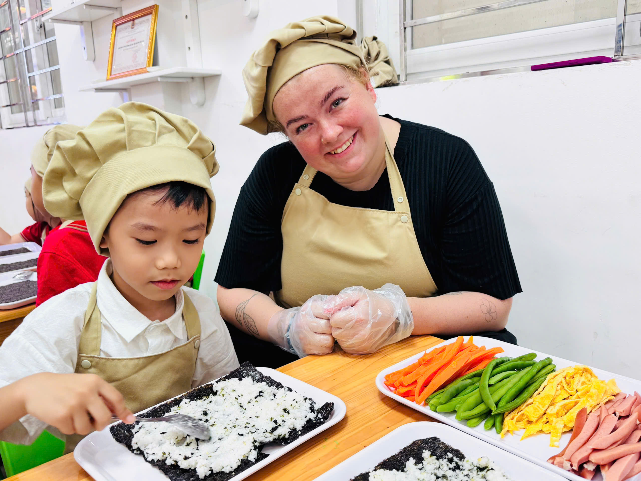 HOẠT ĐỘNG “ĐẦU BẾP NHÍ” – BÉ TẬP LÀM KIMBAP CÙNG CÁC BẠN
