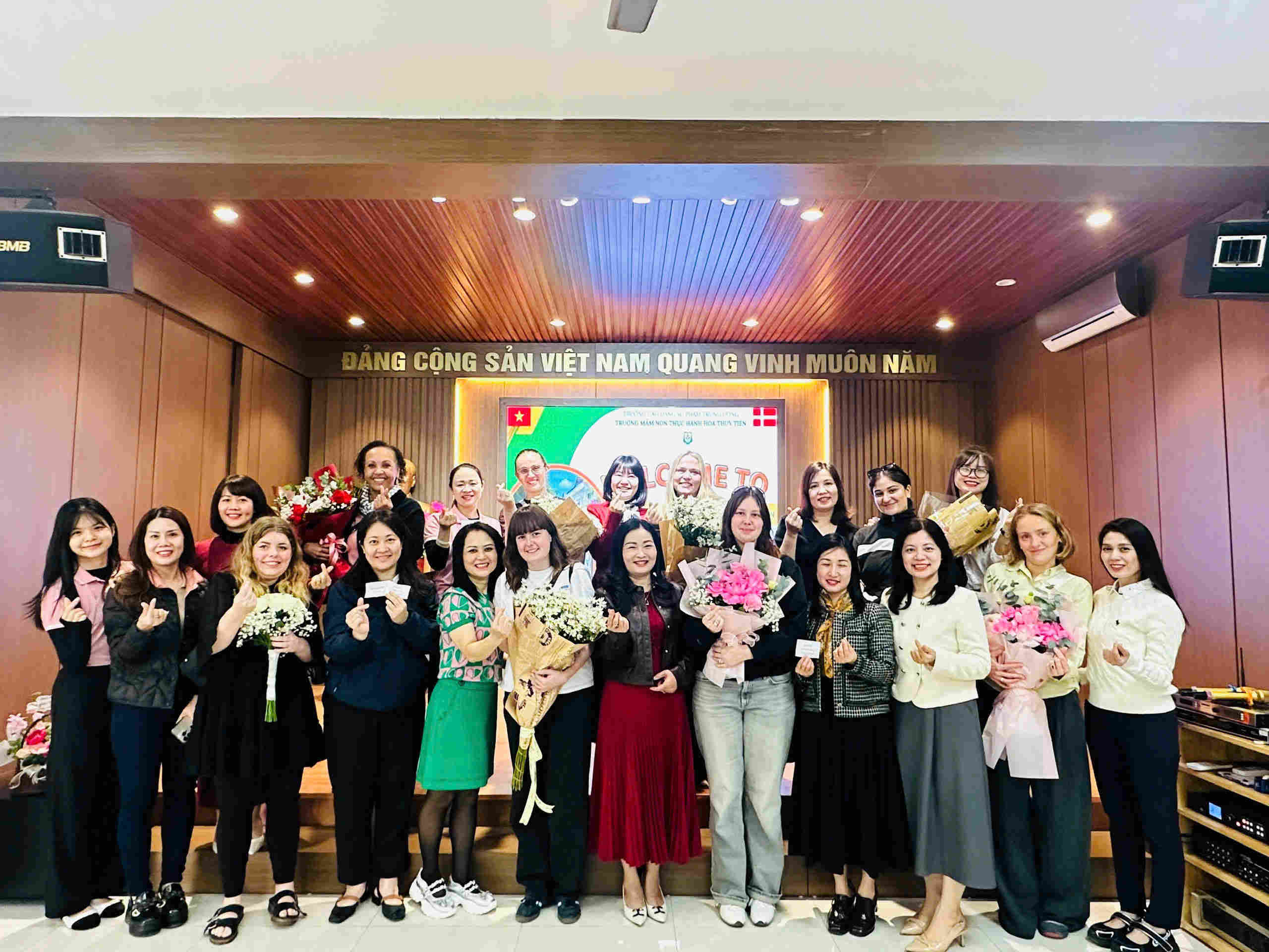 CHÀO ĐÓN 08 SINH VIÊN ĐAN MẠCH – NGUỒN NĂNG LƯỢNG MỚI CHO MÔI TRƯỜNG GIÁO DỤC QUỐC TẾ TẠI HOA THỦY TIÊN